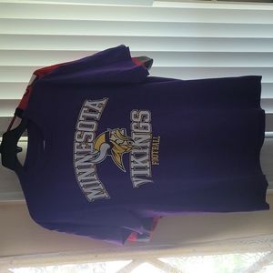 NFL Team Apparel Minnesota Vikings Team T-shirt. Size Large